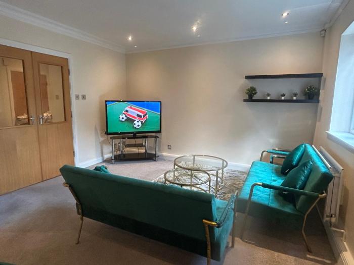 Luxury Green 2 Bed City Centre Apartment close to Mailbox,Bullring, Broad Street for Leisure and Families