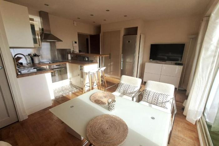 T2 centre, plage à 2 minutes, parking