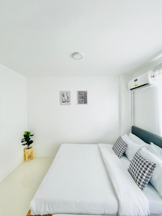 WV 11 Sleek and Cozy Studio