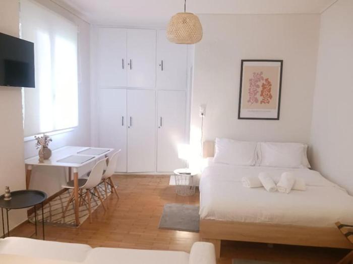 Beautiful Downtown Studio!