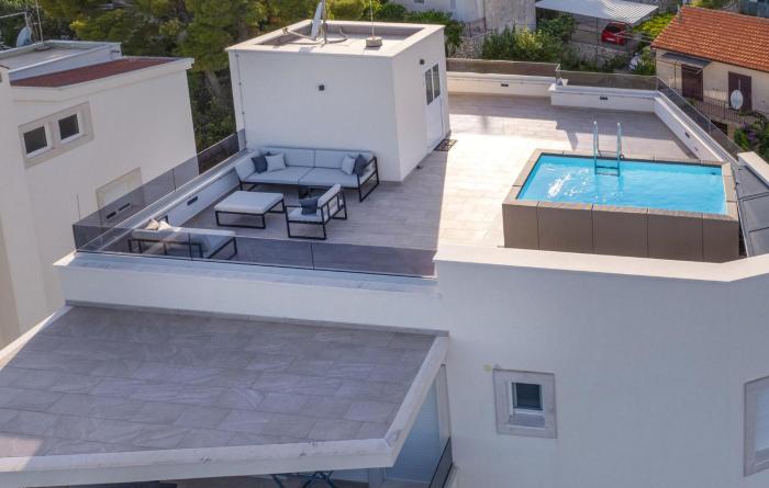 Lovely Apartment In Okrug Gornji