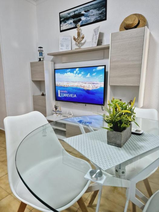 La Casa de Verónica - Serene Apartment with Shared Pool, Steps from the Beach