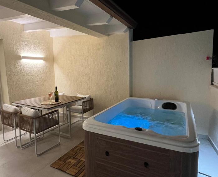 Luxury House & Spa in Baia Turchese vasca idromassaggio riscaldata con cromoterapia