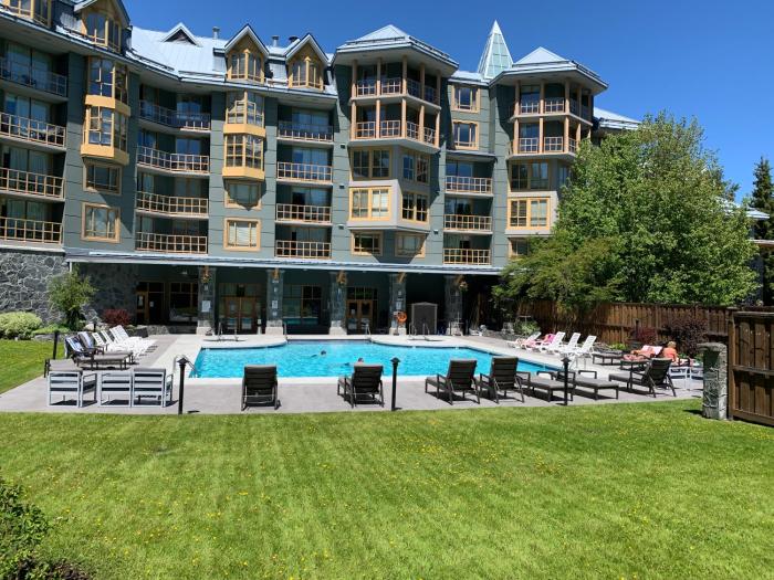 Cascade Lodge suite, 2 hot tubs, year round heated pool, gym, sauna, change rooms & showers, WIFI, cable TV, ski & snowboard valet service, boot & glove dryer