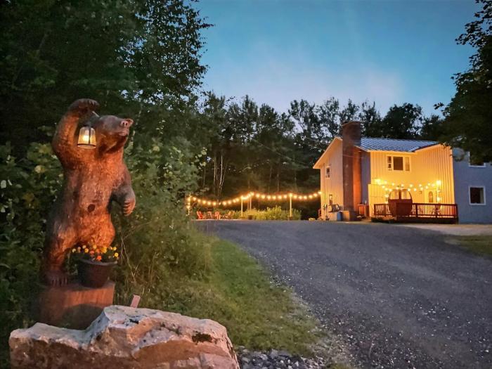 DoubleDen- AC, Hot Tub, Fire pit, Grill, Game Room