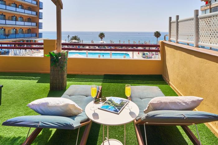 Perfect beach location with roof terrace