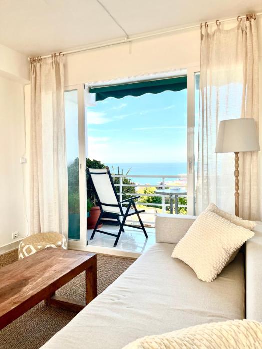 Light-filled apartment with sea views