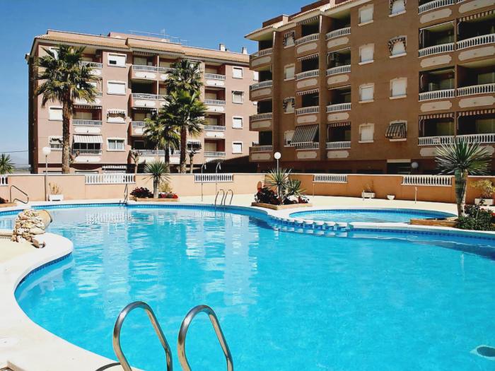 Apartamento con terraza, piscina y playa a 400m