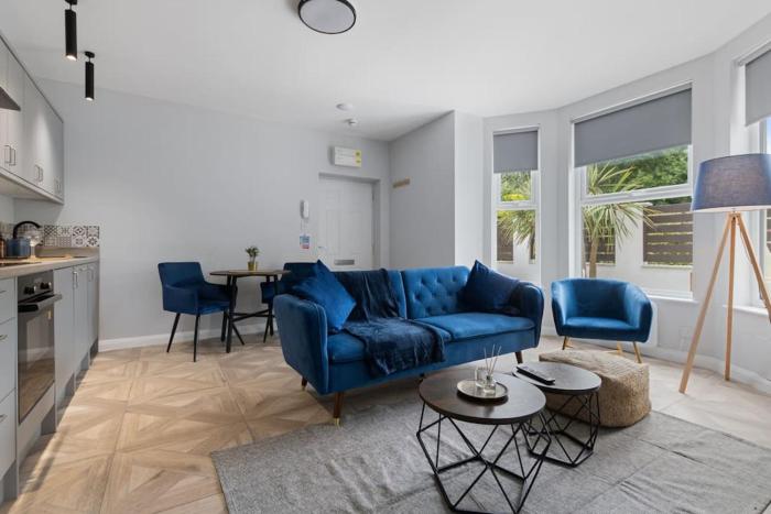 Modern Apartment Off-Road Parking King Bed Suite 2