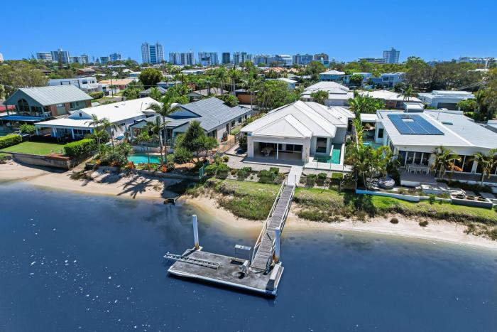 4 bedroom waterfront dream holiday home and small pet friendly