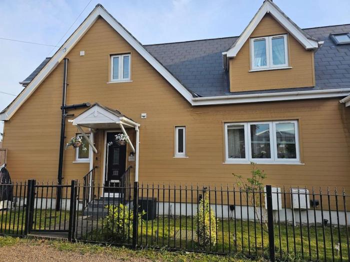 Two bedroom house with free parking and garden