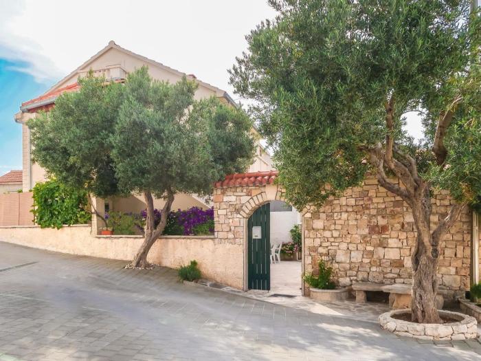 Apartment Ana-2 by Interhome