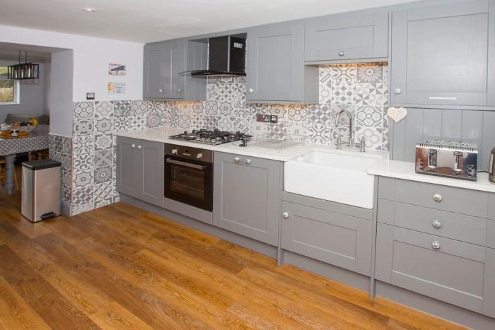 Luxury cottage, 15 mins to beach, 2 mins to town