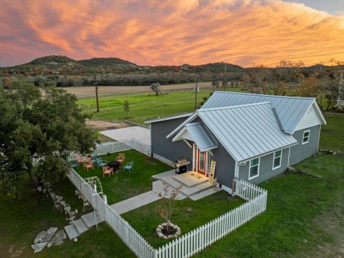 Historic 1 BR Cottage - Mountain Views - Firepit