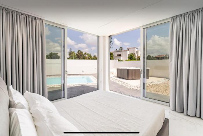 Leonidas Room pool and Jacuzzi