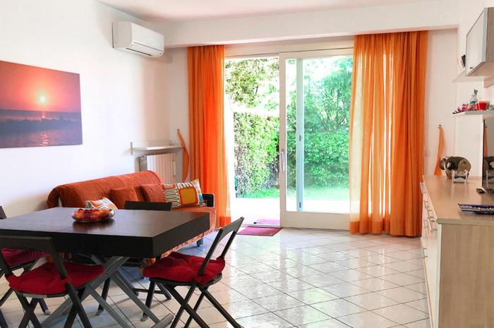 Ambra by Ermosa - con giardino e sdraio - a 300 m dal mare