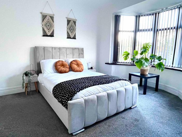 Bright house close to Quayside- free parking