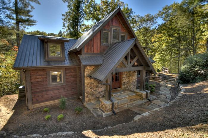 Creekside Bend - Creekfront on Fightingtown Creek - Hot Tub, Outdoor Fireplace, Game Room, Views, Creekside Fishing Access - Fig