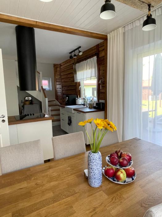 Cozy private house with backyard and hot tub