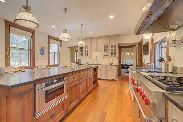 Chic Home Short Drive to Grays Beach