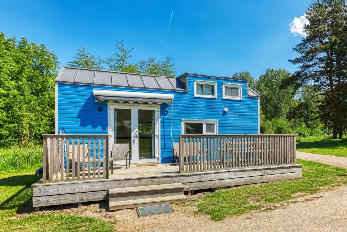 Blue Tiny House met Outdoor Wellness