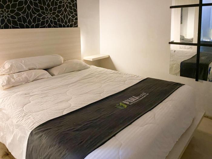 RedDoorz near Pantai Idola Banyutowo Hotel DLLALA