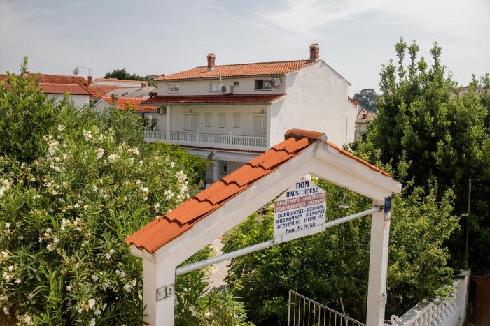 Apartment Daisy- excellent location close to Rab