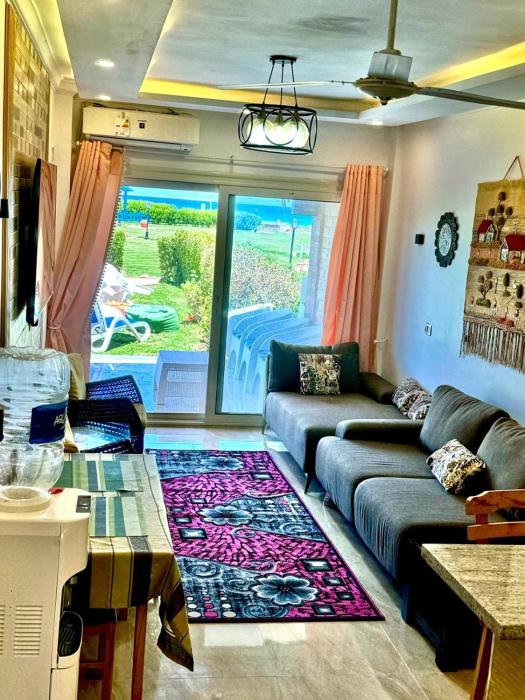 رويال بيتش رأس الحكمة ميني فيلا 2 نوم مكيف كامل صف اول بحر استاند الون عائلات فقط