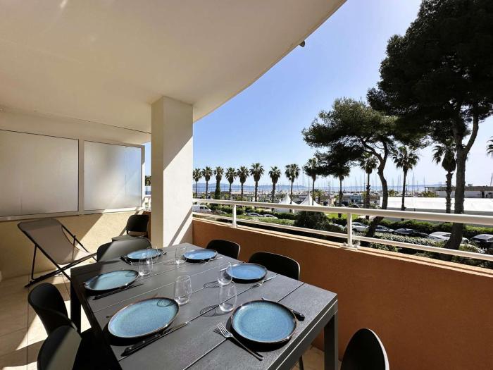 Le Palm, appartement climatisé pour 4 personnes avec vue mer et piscine sur le Port dHyères