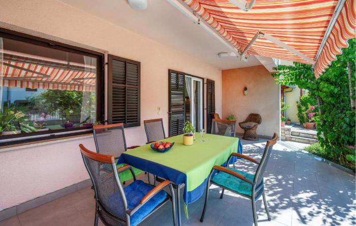 Nice Apartment In Valbandon With Wifi