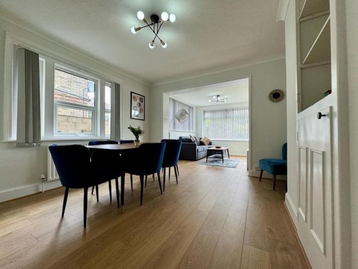 Spacious, modern 3 bedroom apartment with parking