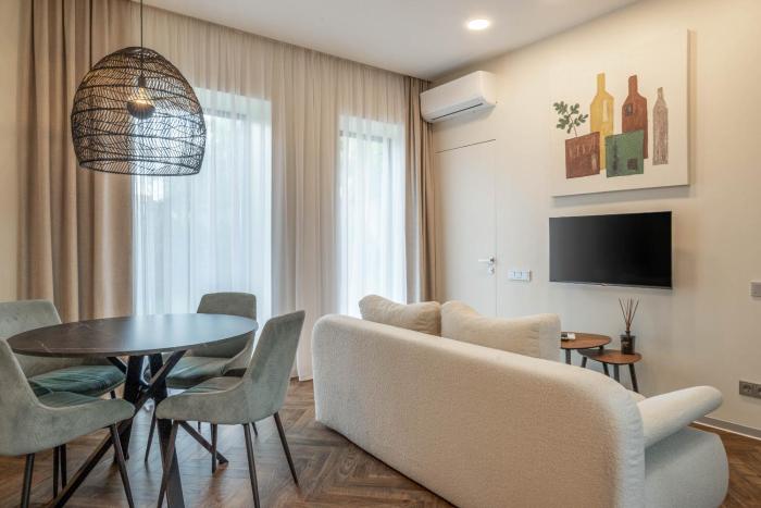 GREEN HOUSE Downtown Apartments with private FREE parking and BIKE storage