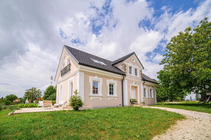 Holiday Home Evelin with Krka view