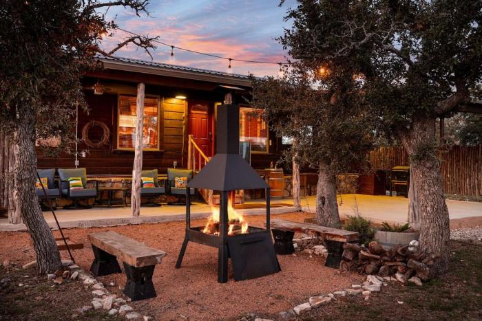 Rockin R - Mason Jar Cabin