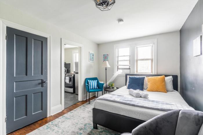 Newly Renovated Modern Studio on James St South