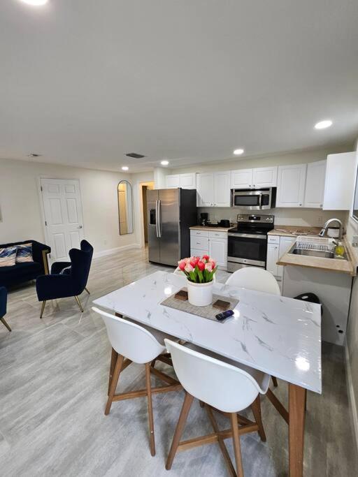 Cozy Two Bedrooms Apartment in Valrico