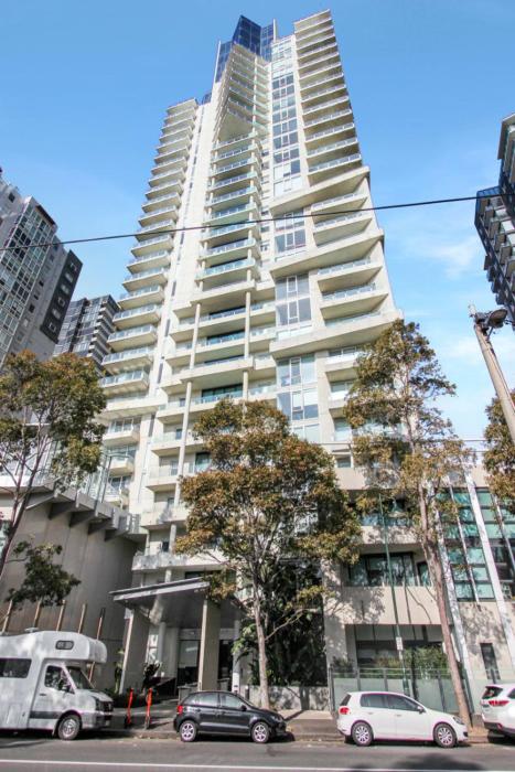 Spacious Living and Grand Views in Southbank