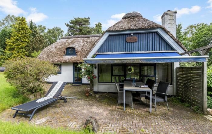 2 Bedroom Pet Friendly Home In Glesborg