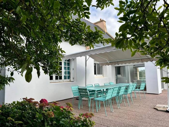 Villa spacieuse Saint-Hernin avec spa convivial