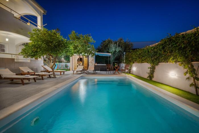 Sunshine Holiday Home