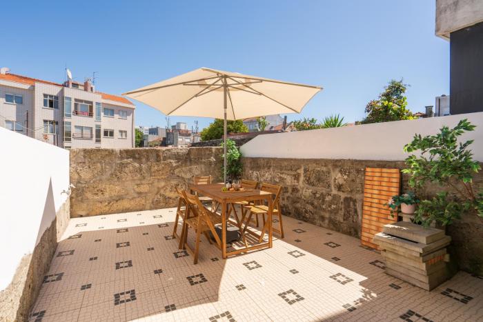 Host Wise - Elegant Colorful House w Private Terrace