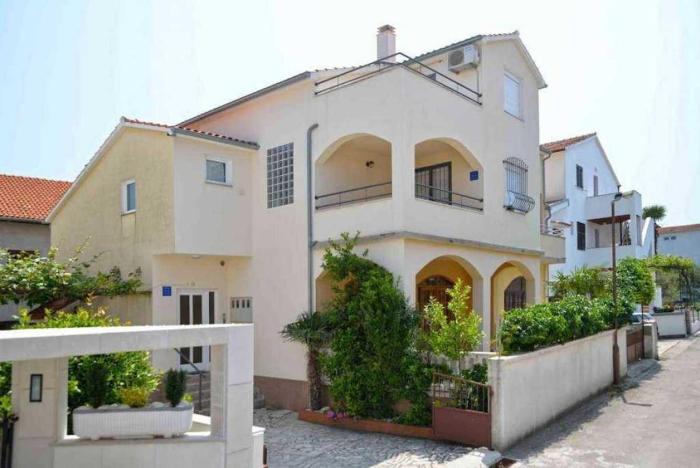 Apartments with parking space Vodice - 23346