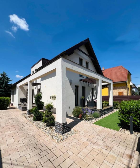 True Gem at the Airport by NeWave