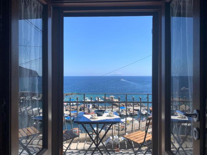 Il Balcone sul molo di Malfa