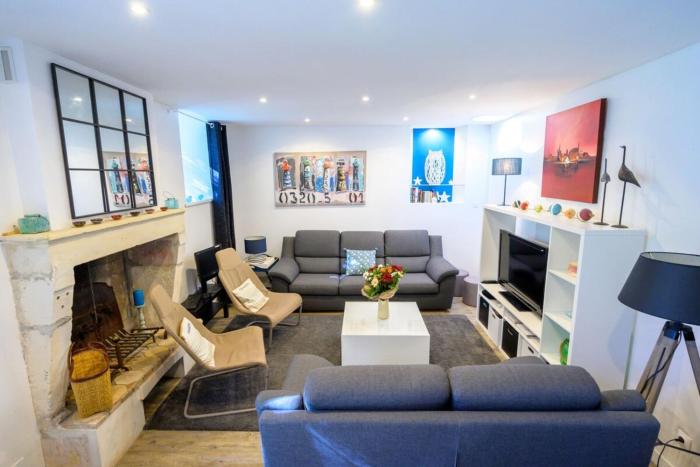 House with large garden and terrace a stones throw from the port