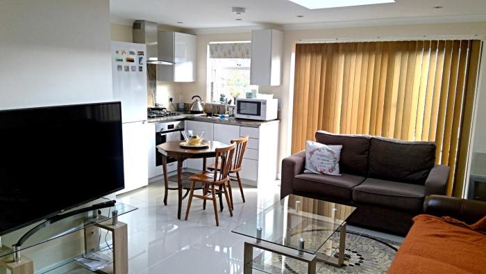 Luxury London Ensuite Double Room, Park free, Tram-Train!