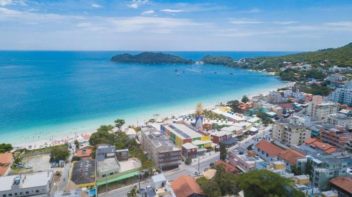 Solar de Bombinhas 204 – Localização Privilegiada e Ótimo Custo-Benefício a 30m da Praia.