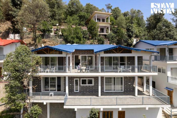 StayVista at Skylark Peaks with Outdoor Jacuzzi