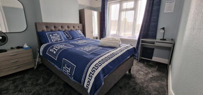 Rowan Crescents Luxury Stay-In 3