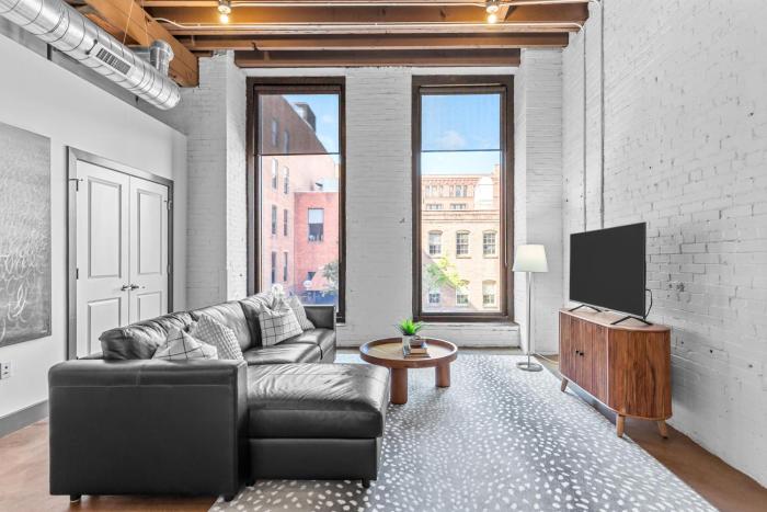 Stylish Riverfront Loft- Gym - Walk to Arch, Casino, Conventions